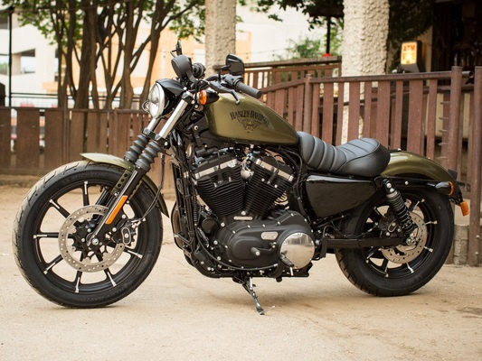 Фото мотоцикла Harley-Davidson 883 Iron
